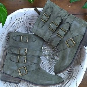 Breckelle's olive green combat boots